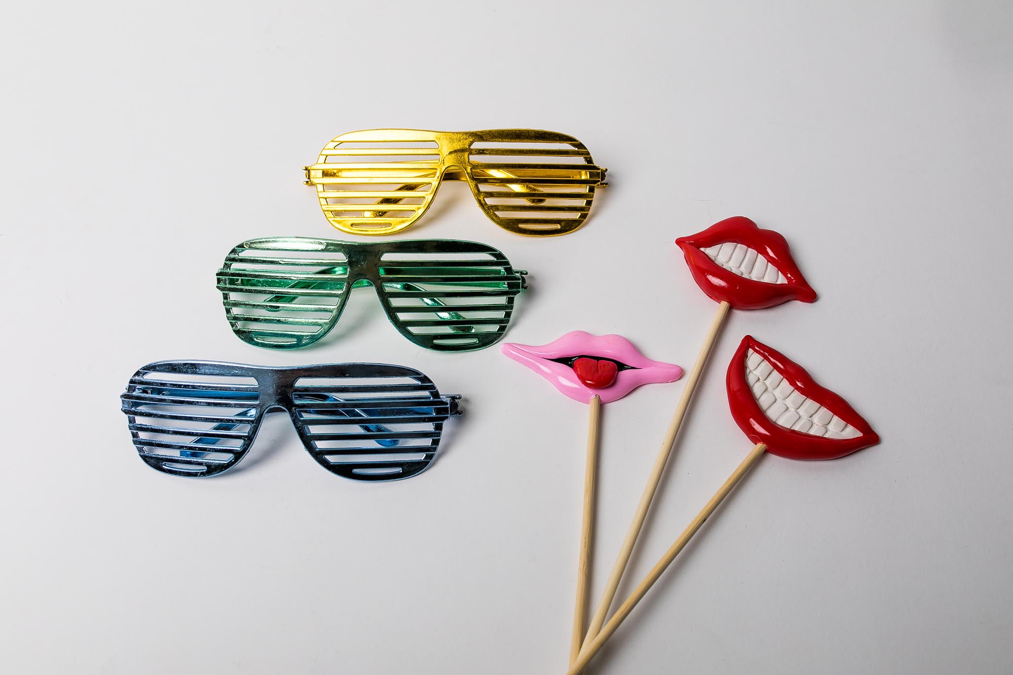 Zwei Freunde mit Cowboyhüten und aufgeklebten Schnurrbärten stehen vor der Fotobox.