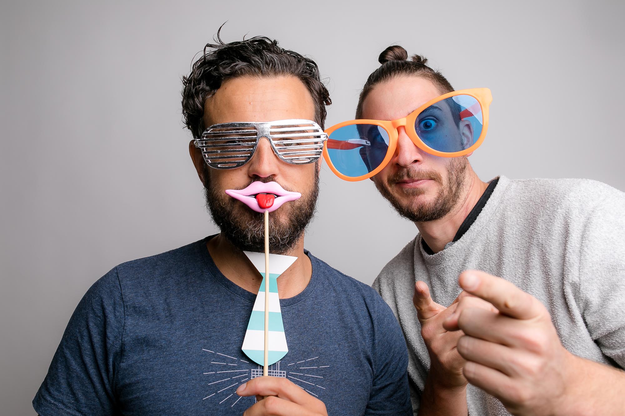 Eine Person mit Piratenhut und Augenklappe posiert vor der Fotobox.