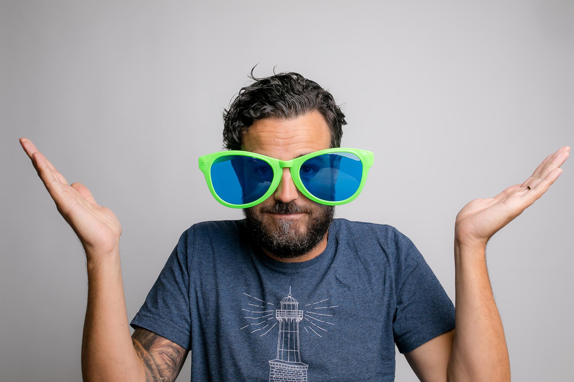 Zwei Gäste mit Tiermasken und Partyhüten machen eine lustige Pose vor der Fotobox.